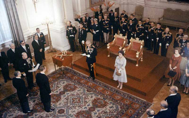 19-22 Δεκεμβρίου 1959: Τελετή παράδοσης του Στέμματος, Σκήπτρου και Ξίφους του Βασιλέως Όθωνος στα Ανάκτορα Αθηνών